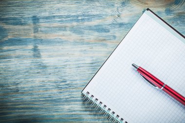 Boş not defteri kırmızı kalem ahşap tahta eğitim kavramı üzerinde kontrol
