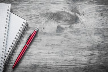 Not Defterleri biro kalem ahşap tahta eğitim kavramı üzerinde kontrol
