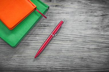 Günlüğü kitap kalem ahşap tahta office kavramı