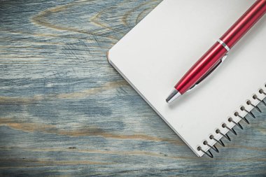 Küme biro kalem boş bir not defteri ahşap tahta eğitim kavramı