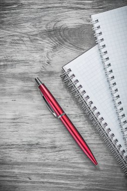 Kare içinde not defterleri tükenmez kalem ahşap tahta eğitim konsantrasyon üzerinde