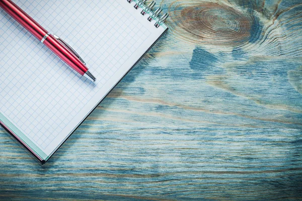 Gecontroleerd leeg Kladblok balpen op houten bord onderwijs con — Stockfoto