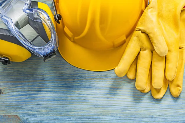 Ohrenschützer Schutzbrille Handschuhe Harthut auf Holzbrettkonstruktion — Stockfoto