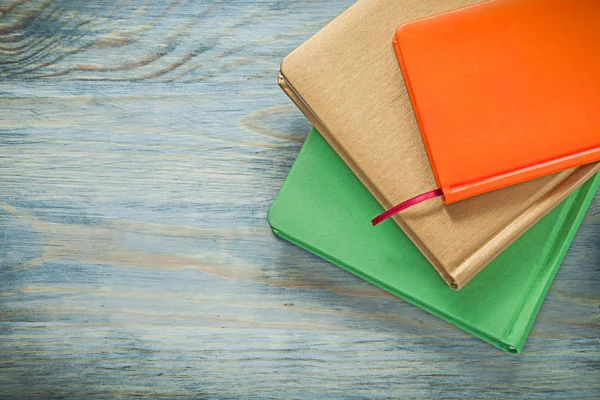 Conjunto de bloc de notas sobre concepto de educación de tablero de madera — Foto de Stock