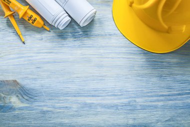 Elektrik test Emanet baret inşaat çizimler üzerinde ahşap bo