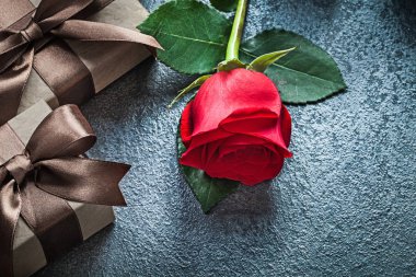 Siyah arka plan celebr üzerinde hediye kutuları ile kahverengi şerit kırmızı gül