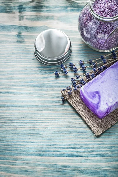 Bar av handgjord tvål lavendel gäng aromatiskt bad sea salt burk c — Stockfoto