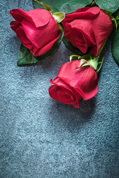 Bando de rosas vermelhas expandidas em comemorações de fundo preto con — Fotografia de Stock
