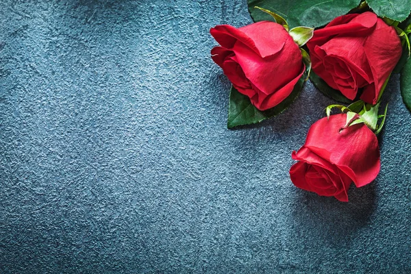 Μπουκέτο από κόκκινα τριαντάφυλλα σε μαύρο φόντο διακοπές έννοια — Φωτογραφία Αρχείου