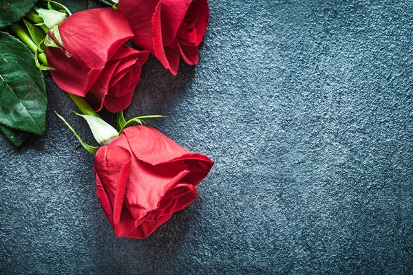 Banda voňavé červené růže na černém pozadí oslav konc — Stock fotografie
