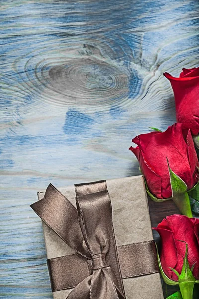 Složení balené dárkové krabice rudých růží na dřevěné desce celebr — Stock fotografie