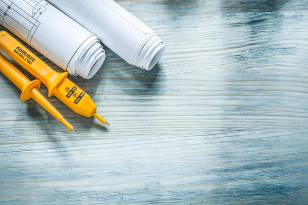 Elektrische tester techniek tekeningen op houten plank elektriciteit — Stockfoto