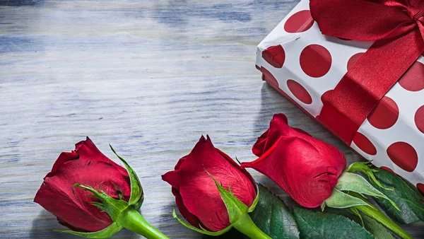 Geschenkbox Rote Rosen auf Holzbrett Urlaubskonzept — Stockfoto