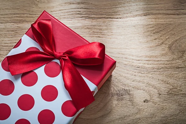Geschenkbox mit Geschenk auf Holzbrett — Stockfoto