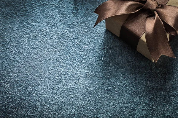 Geschenkdoos met bruin strik op zwarte achtergrond vieringen concept — Stockfoto