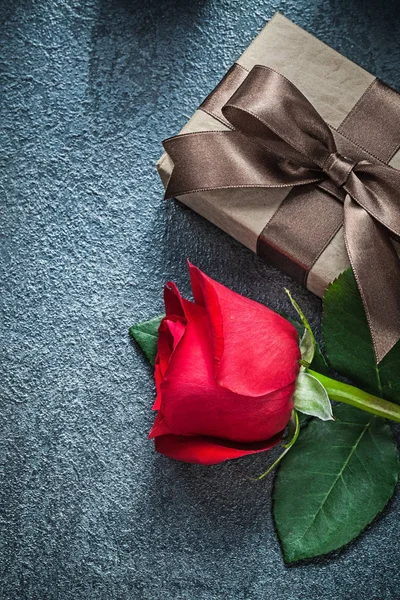 Gift box with brown bow red rose on black background celebration — Stock Photo, Image