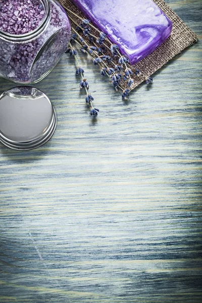 Ręcznie robione mydło Lawenda aromatyczne kryształ morze soli słoik pokrywa na wo — Zdjęcie stockowe