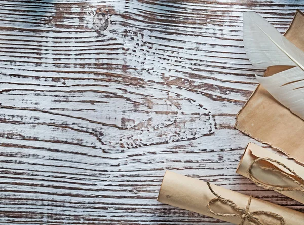 Middeleeuwse Perkament rol papier pluim op vintage houten bord — Stockfoto