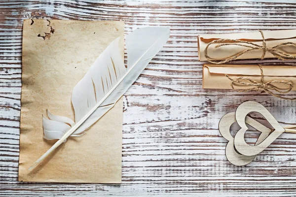 Rollos de papel medievales plumón corazones de madera en madera vintage b — Foto de Stock