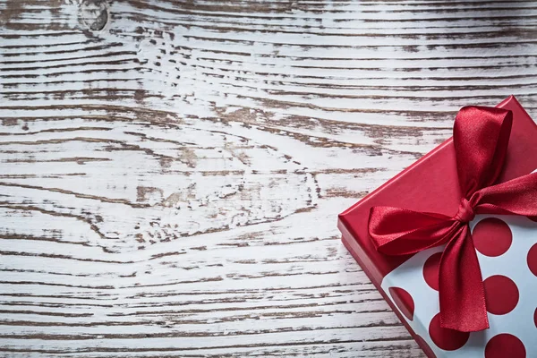 Caja de regalo embalada en concepto de celebraciones de tablero de madera vintage —  Fotos de Stock