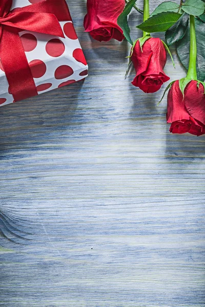 Упакована подарункова коробка ароматних червоних троянд на дерев'яній дошці свята c — стокове фото