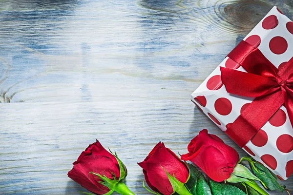 Настоящая коробка красных роз на деревянной доске праздников концепции — стоковое фото