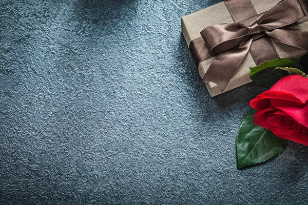 Подарункова коробка з коричневою стрічкою червона троянда на чорному фоні отвір — стокове фото