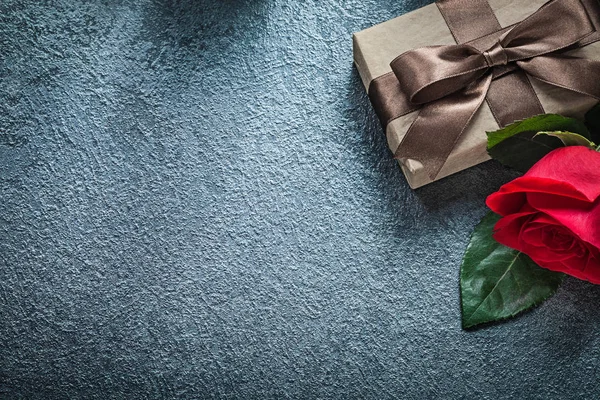 Caja de regalo con cinta marrón rosa roja sobre fondo negro holid —  Fotos de Stock