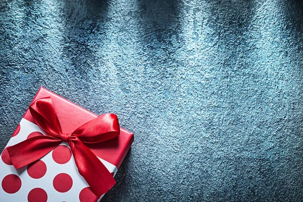 Boîte cadeau avec ruban rouge sur fond noir célébrations con — Photo