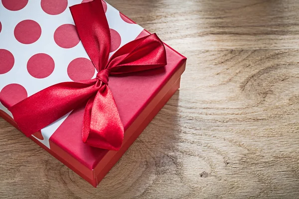 Червона коробка з подарунком на дерев'яній дошці концепція свята — стокове фото