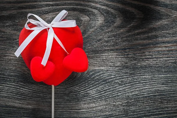 Ahşap tahta tatil co beyaz şeritler ile kırmızı kumaş Kalpler — Stok fotoğraf
