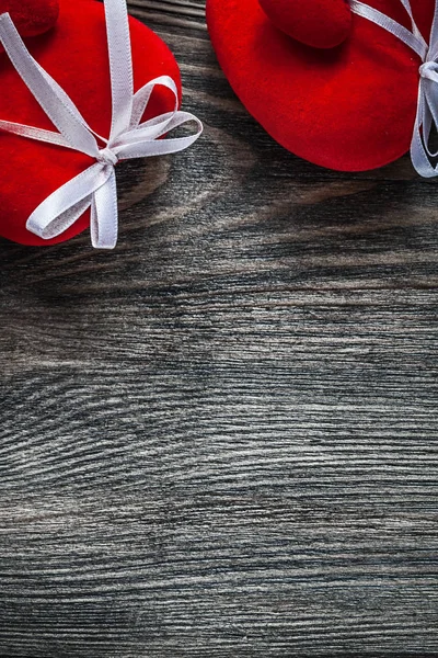 Ahşap tahta kutlamalar kavramı üzerinde sopa ile kırmızı Kalpler — Stok fotoğraf