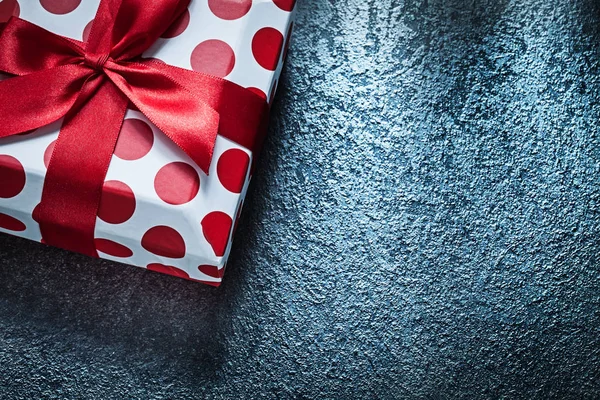 검은 배경 휴일 개념에 빨간 선물 상자 — 스톡 사진
