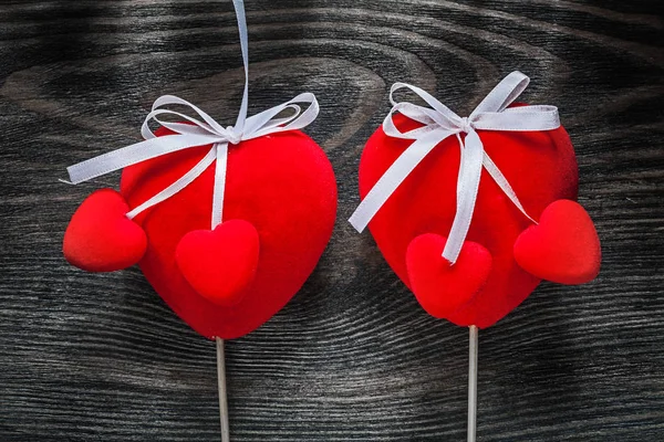 Conjunto de corazones de tela roja con cintas blancas en madera holi tablero —  Fotos de Stock