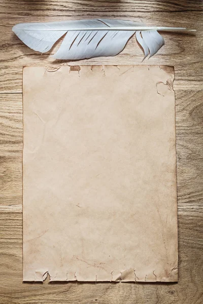 Pluma de papel en blanco vintage en tablero de madera — Foto de Stock