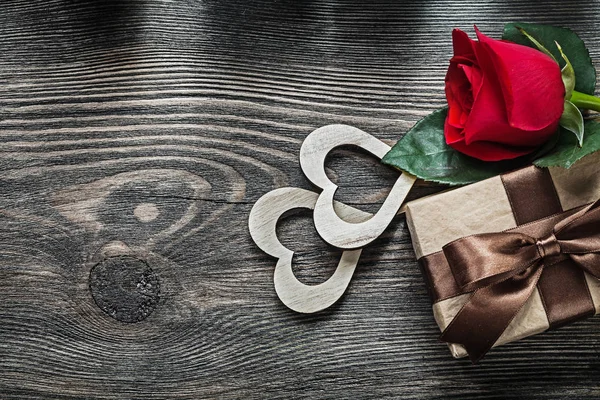 Ξύλινες καρδιές κόκκινο τριαντάφυλλο δώρο πλαίσιο στις γιορτές conce σκάφους ξύλου — Φωτογραφία Αρχείου
