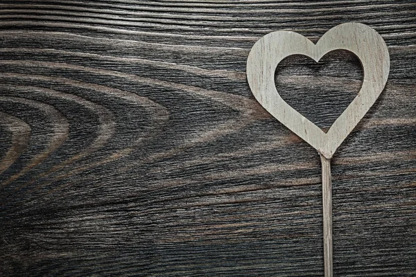 Coeurs de Saint-Valentin en bois blanc avec des bâtons sur le panneau de bois celebrat — Photo