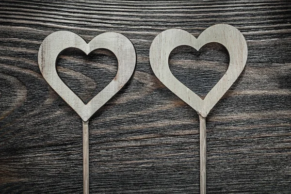 Coeurs de Saint-Valentin en bois blanc avec des bâtons pendant les vacances en bois — Photo