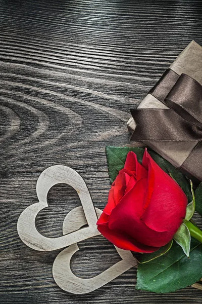 Houten harten rood rose huidige vak op houten bord vakantie concep Stockfoto
