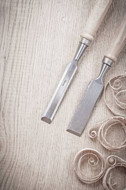 ahşap tahta üzerinde talaş ile chissels