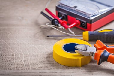 elektrik araçları kompozisyon ahşap arka plan üzerinde