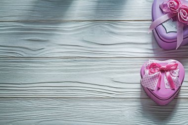 Ahşap tahta kutlamalar kavramı üzerinde kalp şeklinde hediye kutusu