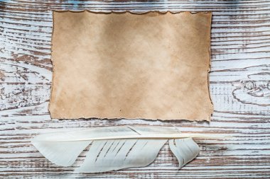 Eski kağıt tüy vintage ahşap tahta üzerinde saçtan