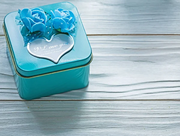 Caja de regalo azul con rosas en concepto de vacaciones de madera —  Fotos de Stock