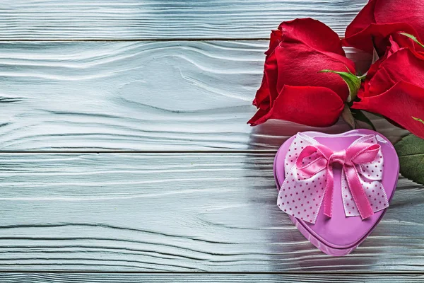 Složení kovu ve tvaru srdce současné krabic, které rudá růže na woo — Stock fotografie