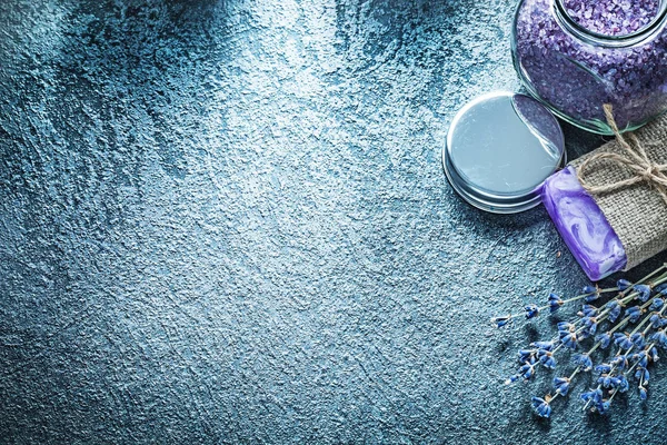 Gäng torra lavendel handgjord tvål aromatiska badsalt på svart — Stockfoto