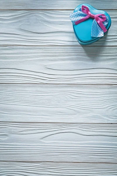 Herzförmige blaue Geschenkschachtel auf Holzbrett — Stockfoto