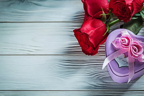 Металева подарункова коробка у формі серця червоні троянди на дерев'яній дошці свята c — стокове фото