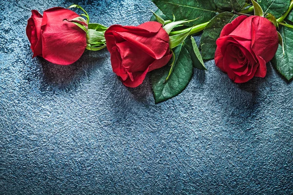 Természetes piros rosebuds, a fekete háttér ünnepségek koncepció — Stock Fotó