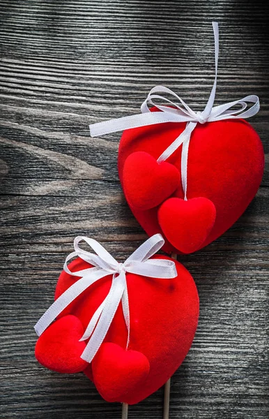 Ahşap tahta kutlamalar kavramı kırmızı Valentine Kalpler — Stok fotoğraf